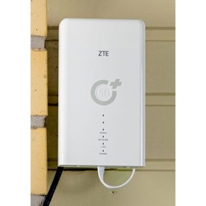 ZTE 5G -ulkovastaanotin talon seinällä