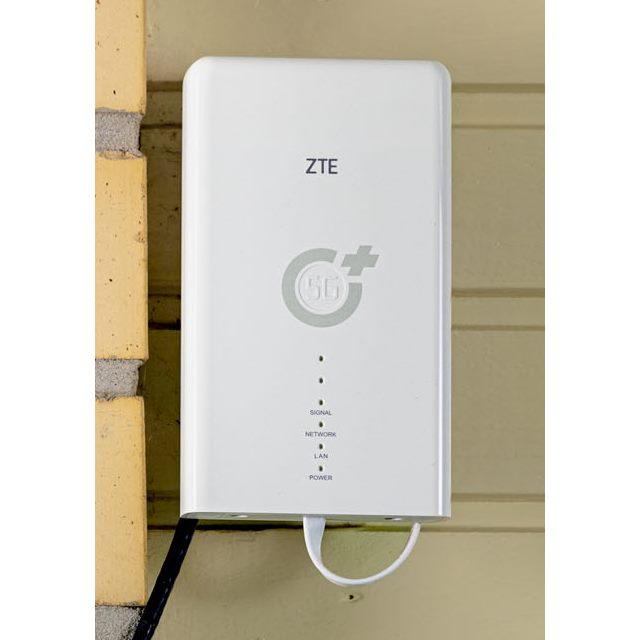 ZTE 5G -ulkovastaanotin talon seinällä